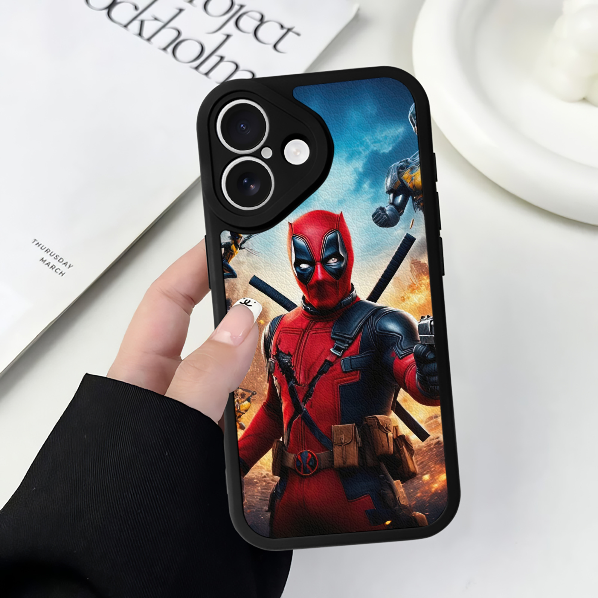 （画像用） Deadpool デッドプール 【iPhone 16シリーズ対応】シリコンスマホケース（レザー調） 材質：シリコン